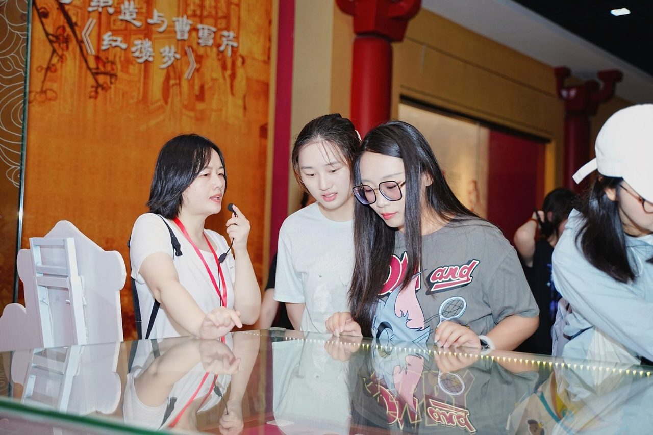 团队参观南京云锦织机工艺