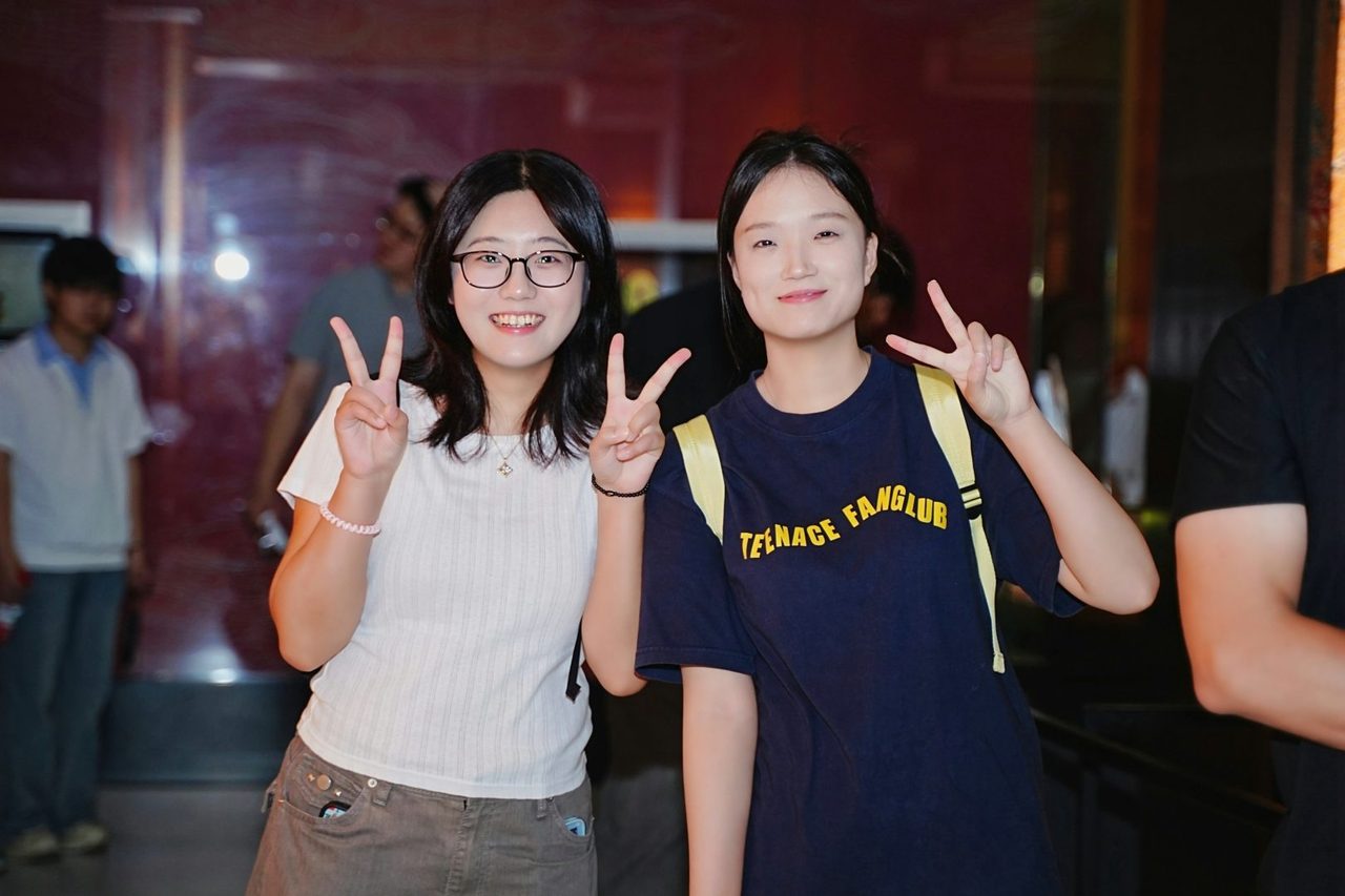 团建成员在云锦博物馆听讲解